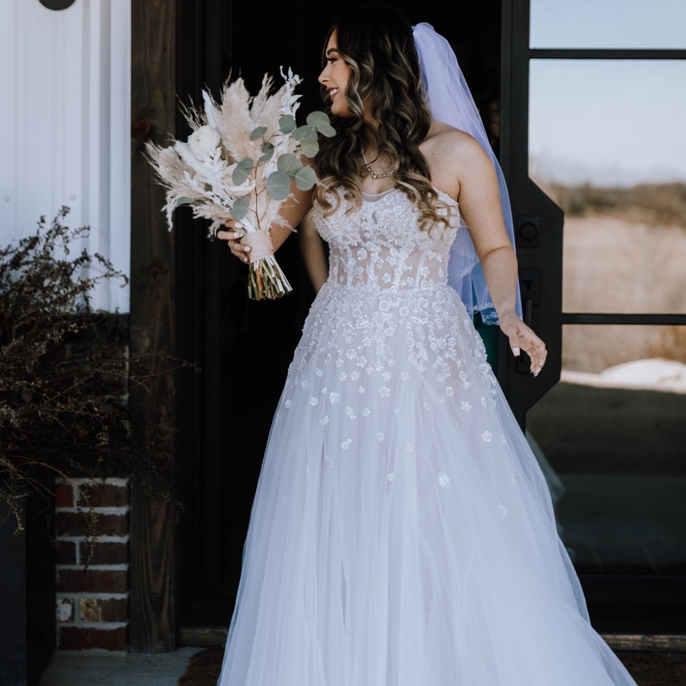Wedding dress size 6 for sale! Asking $1,100 OBO
